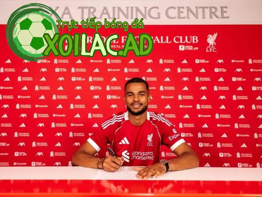 Gakpo đặt bút ký bản hợp đồng mới với Liverpool (Ảnh: LFC)